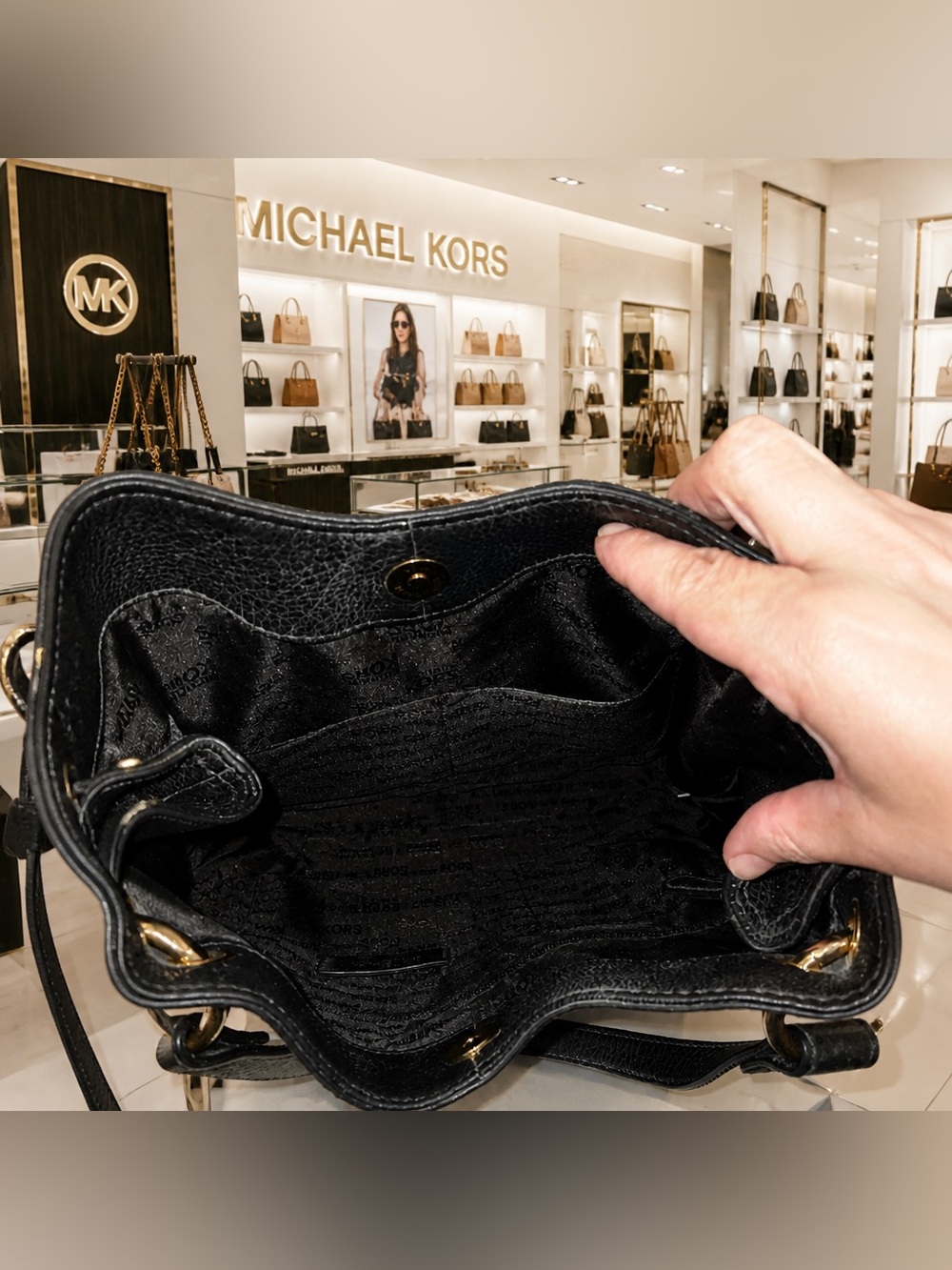 EUC  Michael Kors Moxley Black Leather Gold Zippers Details Shoulder Bag 🍒 - Picture 14 of 17